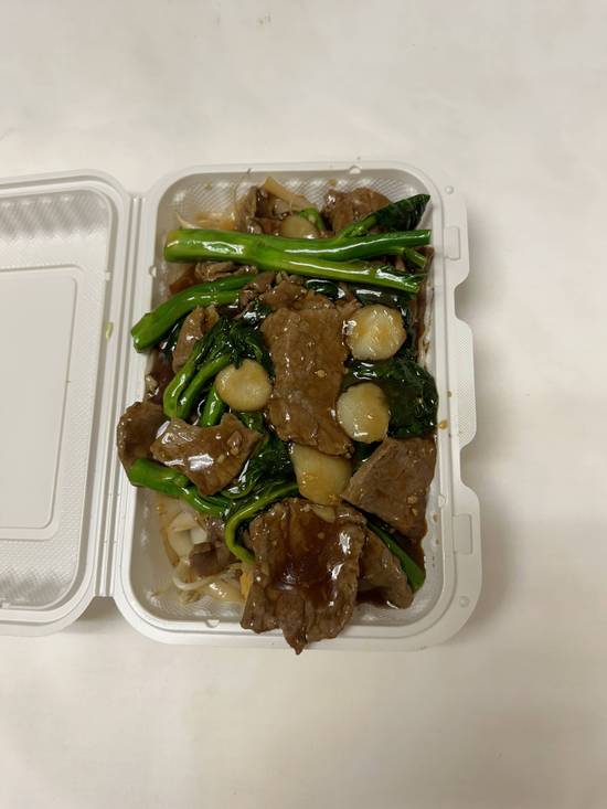 R19. Chinese greens with beef rice noodle(with sauce>>) 时菜牛河